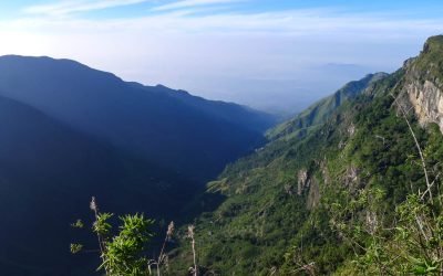 Hike-to-Worlds-End-viewpoint-in-Horton-Plains-National-Park-Sri-Lanka.jpg