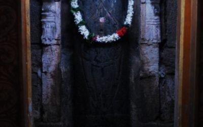 Lingam_installed_at_the_outer_walsl_of_Sivan_temple.jpg