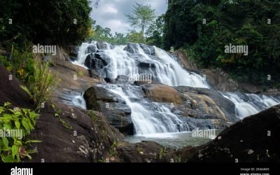 hathmale-ella-beautiful-waterfall-wide-angle-close-up-photograph-2EA64M3.jpg